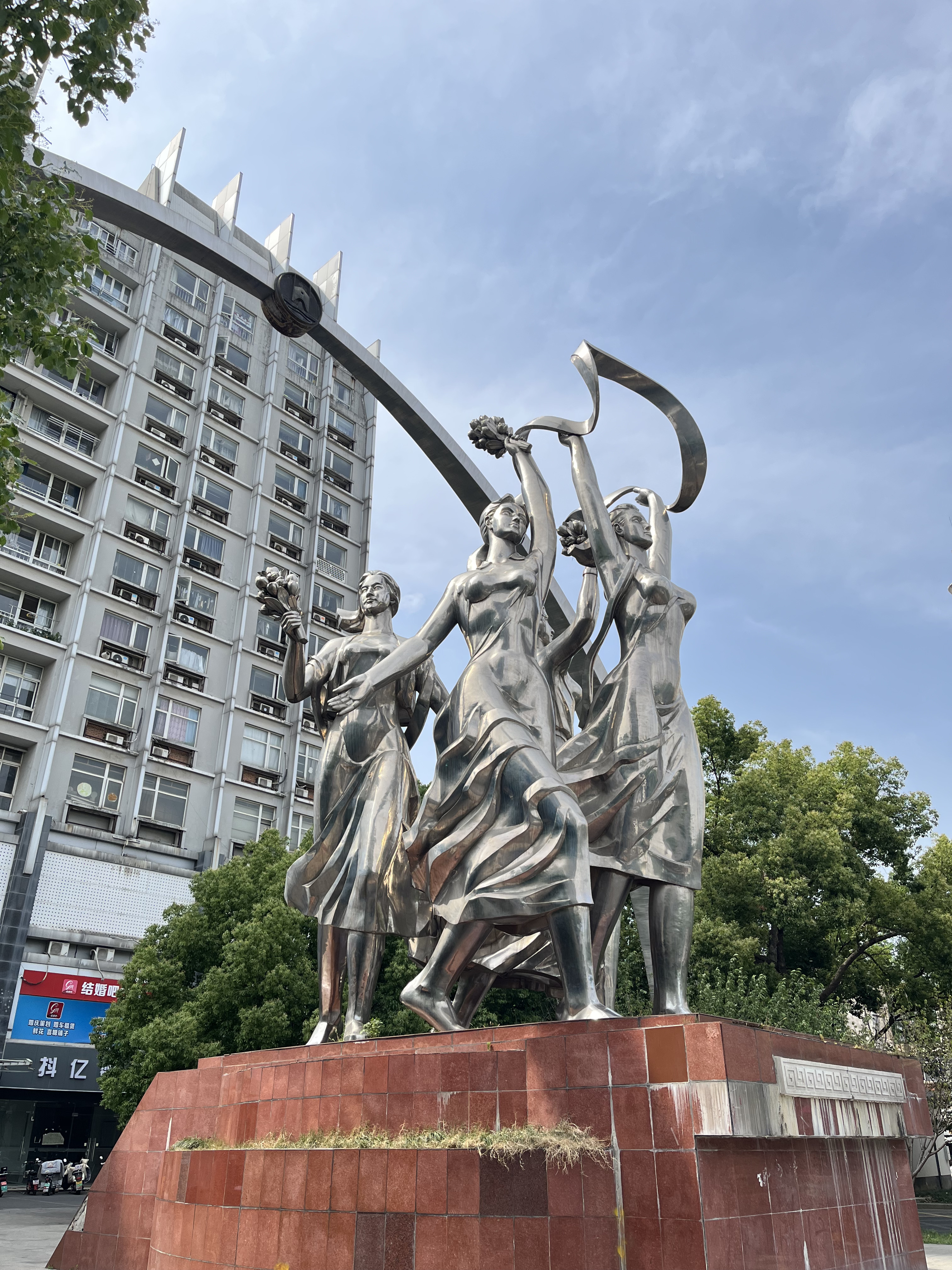 生我养我的小镇,记忆跟现实混在一起的感觉好玩.